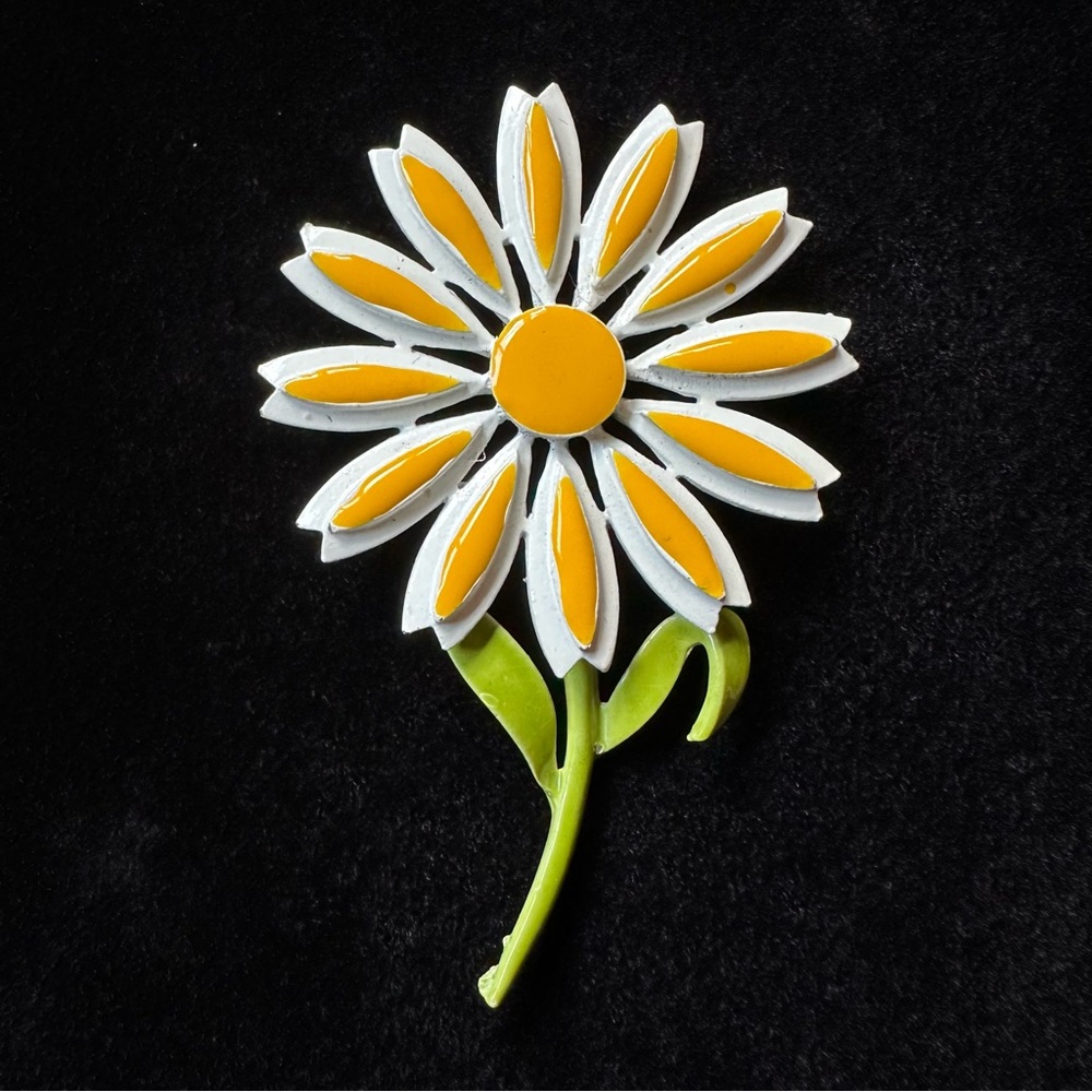 Vintage Metal Enamel Daisy Brooch / Pin